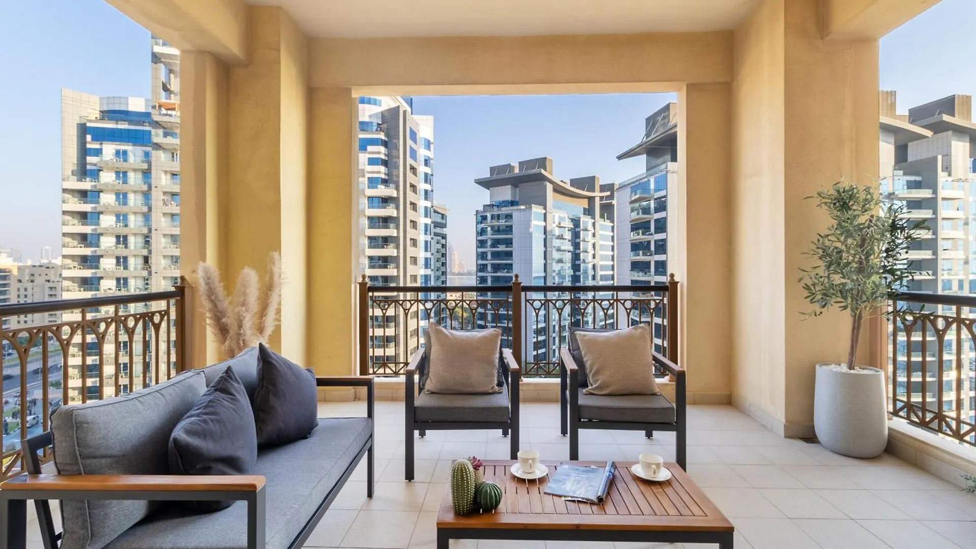 2Br With Maids Room In Palm Near Nakheel Mall With Sea Views ドバイ