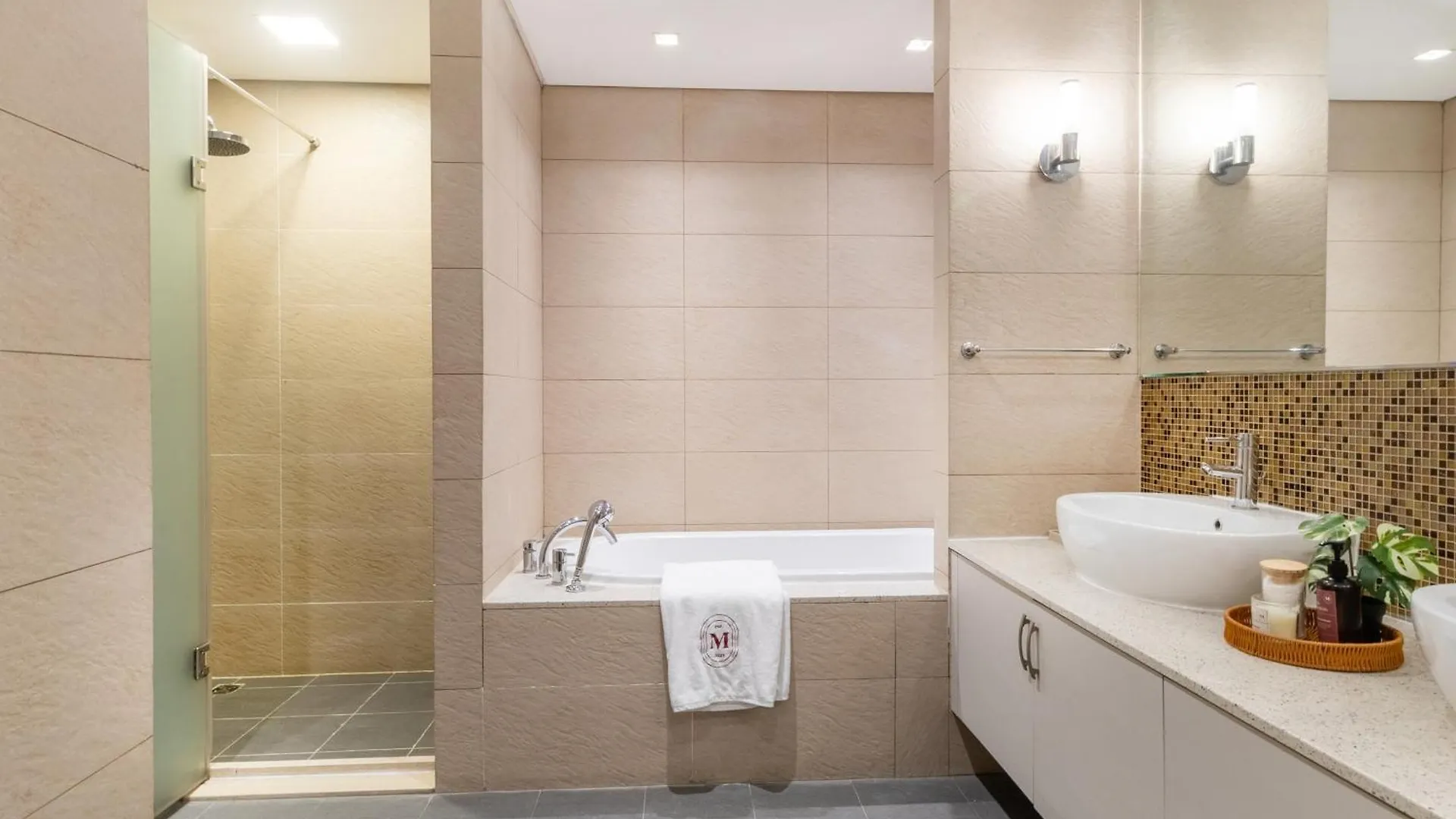2Br With Maids Room In Palm Near Nakheel Mall With Sea Views ドバイ 0*,  アラブ首長国連邦